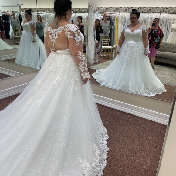 Brand new wedding dress - Picture 4 of 6